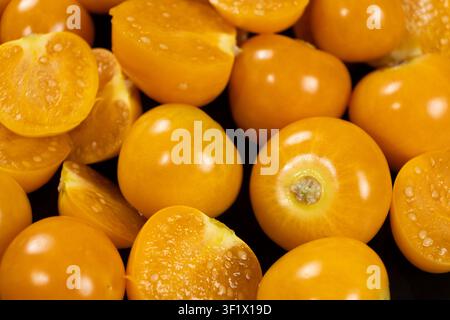 Fruits de Physalis dorés frais, fond plein cadre Banque D'Images