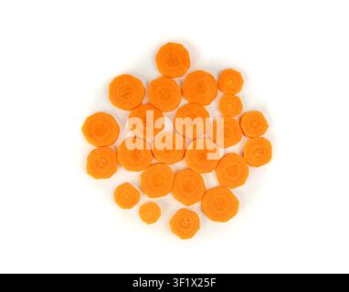 Tranches de carottes rondes isolées. Coupes de légumes orange doux, piles de cercles de carottes fraîches sur fond blanc, vue de dessus Banque D'Images
