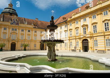 Beau fountain baroque dans la cour intérieure de l'abbaye de Melk, Autriche. Banque D'Images