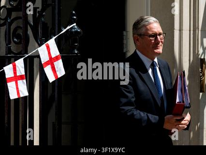 Londres, Royaume-Uni. 15 juillet 2026. Le Premier ministre britannique Sir Keir Starmer quitte le 10 Downing Street pour sa dernière séance des questions au Premier ministre en tant que PM, à la Chambre des communes. La rue est décorée de drapeaux de Saint-Georges pour soutenir l'équipe de football d'Angleterre qui joue en demi-finale de la Coupe du monde plus tard. Credit : Phil Robinson/Alamy Live News Banque D'Images