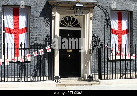 Londres, Royaume-Uni, 15 juillet 2026, 10 Downing Street avec une représentation du drapeau de l'Angleterre, la Croix de Saint-Georges, à Londres, Angleterre. Fred Duval / Alamy Live News Banque D'Images
