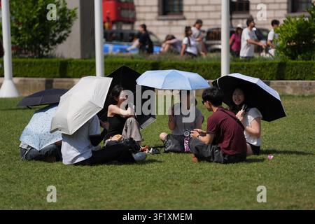 Des gens au soleil sur Parliament Square, Londres. Date de la photo : mercredi 15 juillet 2026. Banque D'Images