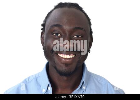 Vue de face d'un portrait en tête d'un homme heureux regardant l'appareil photo Banque D'Images