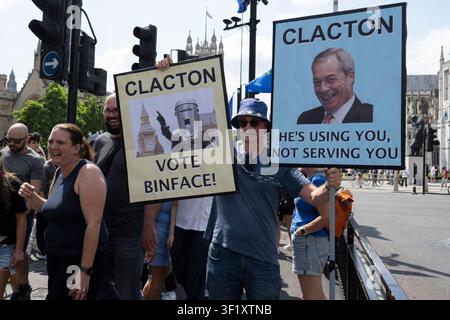 Londres, Royaume-Uni. 15 juillet 2026. Manifestants pro UE devant les Houses of Parliament avec leurs dernières bannières. Claire Doherty/Alamy Live News Banque D'Images