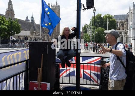 Londres, Royaume-Uni. 15 juillet 2026. Manifestants pro-UE devant les Chambres du Parlement avec leurs dernières bannières. Claire Doherty/Alamy Live News Banque D'Images
