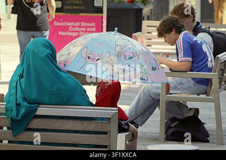 Glasgow, Écosse, Royaume-Uni. 15 juillet 2026. Météo du Royaume-Uni : La vague de chaleur se poursuit alors que les habitants et les touristes profitent de la mile de style du centre-ville de la ville. Crédit Gerard Ferry/Alamy Live News Banque D'Images
