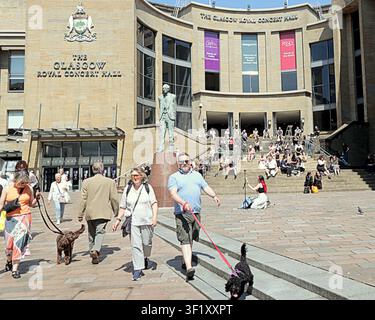 Glasgow, Écosse, Royaume-Uni. 15 juillet 2026. Météo du Royaume-Uni : La vague de chaleur se poursuit alors que les habitants et les touristes profitent de la mile de style du centre-ville de la ville. Crédit Gerard Ferry/Alamy Live News Banque D'Images