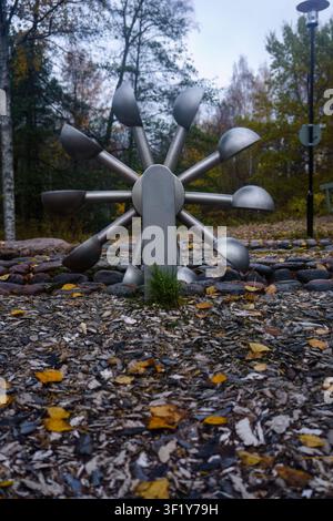 Gros plan d'une roue à eau de terrain de jeu en automne. Banque D'Images