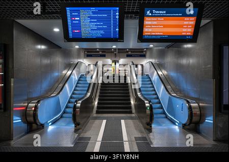 Escaliers mécaniques symétriques avec un escalier central menant aux quais de la gare du Midi à Bruxelles. Bruxelles, Belgique, 2 juillet 2026. Photo Wern Banque D'Images