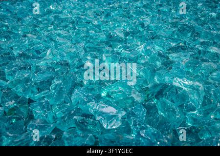 Vue rapprochée de fragments de verre bleu étincelants créant un fond texturé Banque D'Images