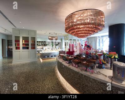 Un élégant buffet installé dans une zone de restauration haut de gamme avec une variété de plats présentés sur un comptoir incurvé. Banque D'Images