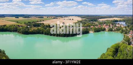 beau lac avec village, Pologne, Europe Banque D'Images
