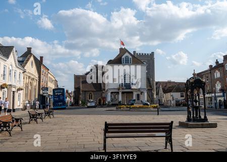 Une vue du centre-ville de Wallingford, Oxfordshire, le 15 juillet 2026, montrant l’hôtel de ville historique, la place du marché ouverte avec des bancs en bois dans le Banque D'Images