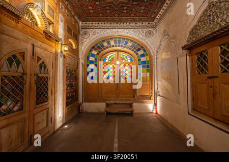 Vue de l'intérieur orné du musée Sethi House présentant des travaux de menuiserie complexes et des vitraux colorés à Peshawar, Khyber Pakhtunkhwa, Pakistan Banque D'Images