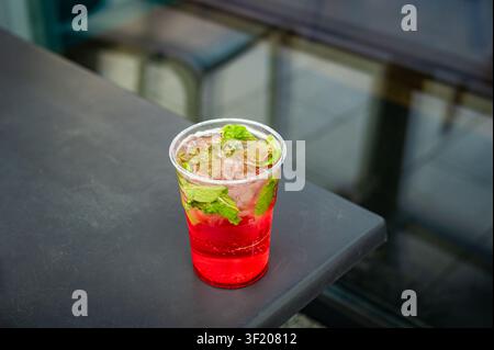Limonade fraise rouge vif avec menthe et glace. Boisson rafraîchissante sans alcool pour l'été en cas de temps chaud. Banque D'Images
