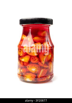 Ail mariné en pot isolé, gousses d'ail fermentées avec piment rouge, légumes marinés épicés, épices gousses d'ail dans l'huile et le vinaigre sur blanc Banque D'Images