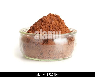 Poudre de cacao dans un bol isolée, tas de poussière de cacao, fèves de cacao broyées sèches, tas de poudre de cacao pour le chocolat fait maison sur fond blanc Banque D'Images