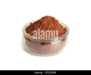 Poudre de cacao dans un bol isolée, tas de poussière de cacao, fèves de cacao broyées sèches, tas de poudre de cacao pour le chocolat fait maison sur fond blanc Banque D'Images