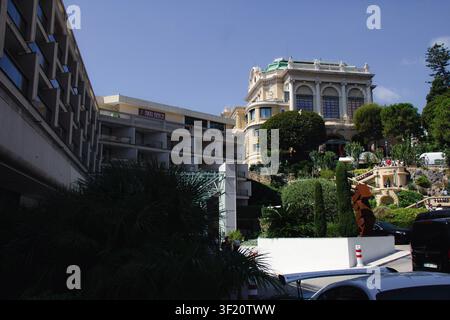 Partie du complexe de luxe à Monte-Carlo, Monaco, avec vue sur le bâtiment de l'hôtel et la verdure environnante près du célèbre casino Banque D'Images