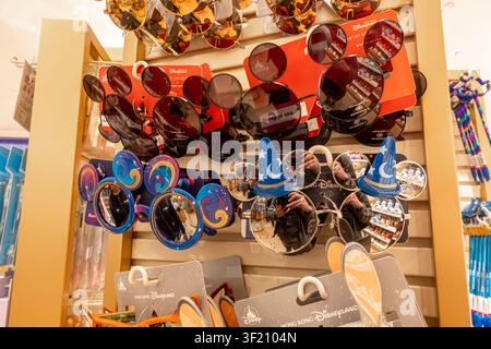 Lunettes de soleil Sorcier Micky, inspirées de Fantasia, boutique Disneyland à l'aéroport de Hong Kong Banque D'Images