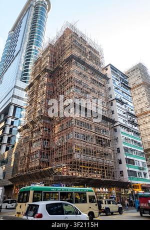 Man Wah Building, Cherry Street, Kowloon, Hong Kong, recouvert d'un échafaudage traditionnel en bambou, pratique courante pour les réparations sur les structures anciennes Banque D'Images