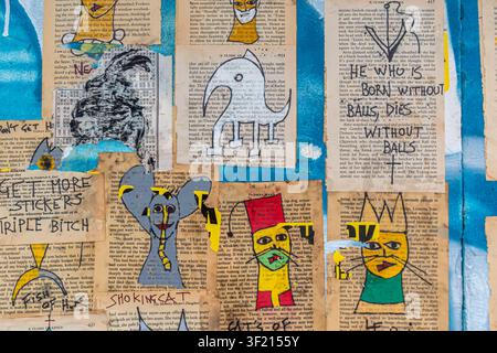 Collage murale d'illustrations Street-Art créées sur des pages arrachées de livres vintage, dans le style brut et néo-expressionniste. Hong Kong Banque D'Images