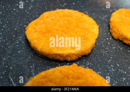Côtelettes de poulet rôties, galettes frites dans une poêle, concept - obésité due à la malbouffe, galettes de burger. Haute qualité Banque D'Images