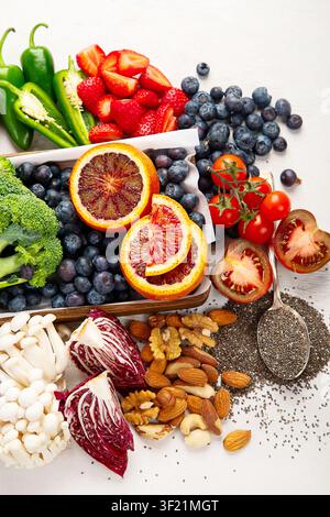 Aliments riches en vitamines, minéraux et antioxydants. Alimentation saine. Vue de dessus. Banque D'Images