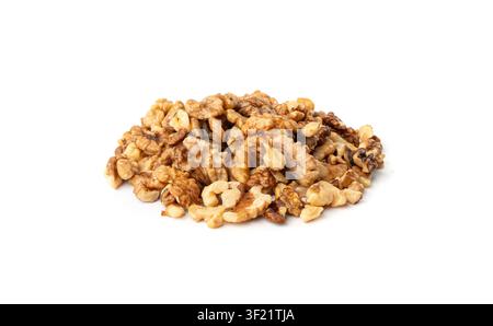 Noix de walnut hachée, poudre de noix rôties brisées, tas de miettes de noix, morceaux de noyau entiers, fractions, poudre sur fond blanc Banque D'Images