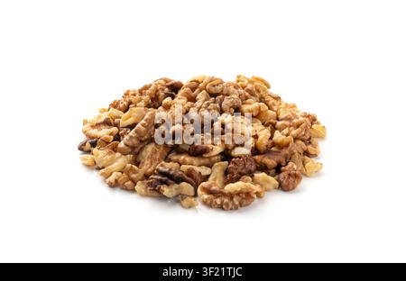 Noix de walnut hachée, poudre de noix rôties brisées, tas de miettes de noix, morceaux de noyau entiers, fractions, poudre sur fond blanc Banque D'Images