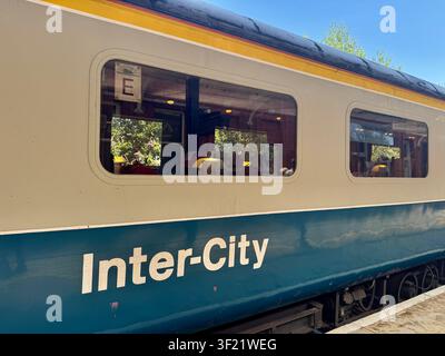 Matériel roulant vintage de British Rail arborant la livrée emblématique Inter-City en bleu et gris. Introduit au milieu des années 1970, probablement une voiture Mark 3 First Open Banque D'Images