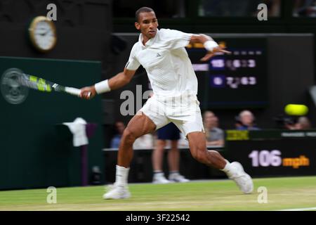 LONDRES, ROYAUME-UNI - 7 JUILLET : Une photographie à vitesse d’obturation lente montre Felix Auger-Aliassime du Canada pendant le neuvième jour des The Championships - Wimbledon 2026 à l’All England Lawn Tennis and Croquet Club le 7 juillet 2026 à Londres, Angleterre. (Photo de Marleen Fouchier/BSR Agency) Banque D'Images