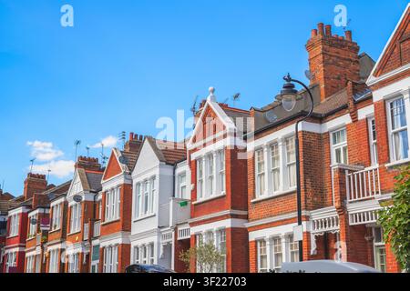 Rangée de maisons mitoyennes anglaises à Hornsey, Londres Banque D'Images