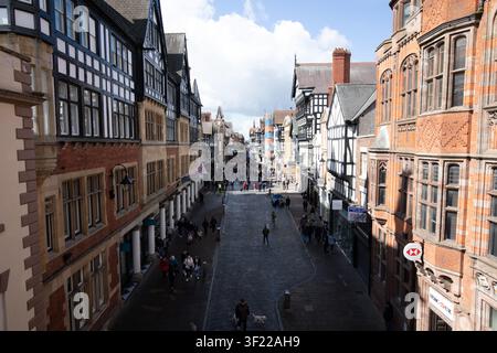 Rue principale d'Eastgate à Chester, Royaume-Uni, vue depuis les remparts historiques de la ville, montrant des piétons, des bâtiments à colombages et les Rows. Banque D'Images