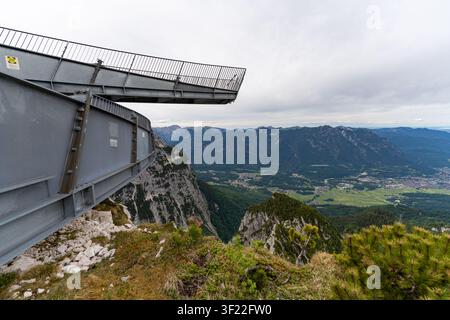 La structure moderne en acier à cantileverbis de la plateforme d'observation Alpspix s'étend au-dessus d'une chute abrupte, offrant des vues panoramiques sur les Alpes bavaroises et le Banque D'Images