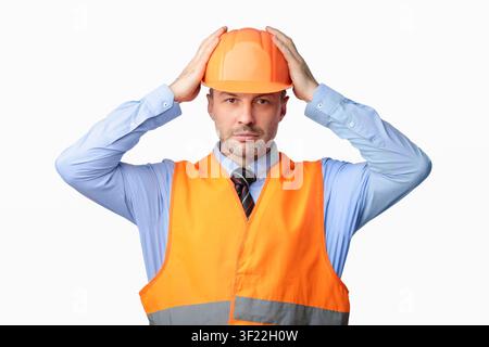 Travailleur de la construction portant un casque HardHat debout sur fond de White Studio Banque D'Images