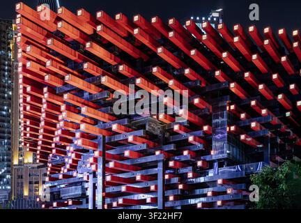 Chongqing, Chine – 11 juin 2026 – Un détail architectural intime du Centre artistique Guotai de Chongqing la nuit, capturant l’int dramatique et géométrique Banque D'Images