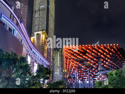 Chongqing, Chine - 11 juin 2026 - Vue nocturne du Centre artistique Guotai de Chongqing (également connu sous le nom de Musée d'art de Chongqing ou ‚Bâtiment des baguettes‘). Th Banque D'Images