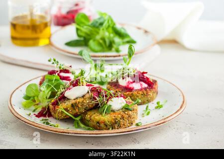 Beignets avec quinoa, légumes et graines de lin Banque D'Images