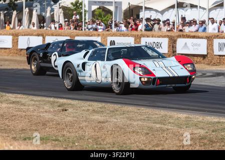 Voiture de course Ford GT40 MkII de 1966 de la The Miller Family Automobile Foundation sur la piste de montée au Goodwood Festival of Speed 2026. Banque D'Images