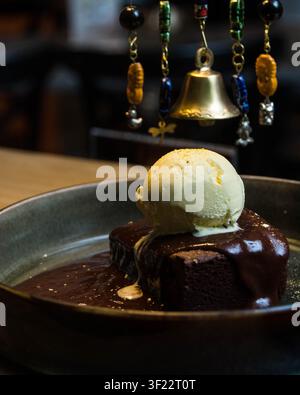 Brownie au chocolat avec glace à la vanille et sauce au chocolat riche Banque D'Images