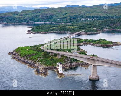 Vue aérienne du pont de Skye reliant l'île de Skye à la terre principale écossaise. Banque D'Images