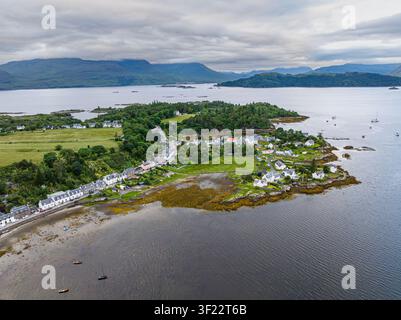 Vue aérienne de Plockton, un village côtier pittoresque sur les rives du Loch Carron à Wester Ross, dans les Highlands écossais. Banque D'Images