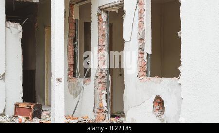 Mur intérieur démoli avec brique apparente pendant la rénovation Banque D'Images