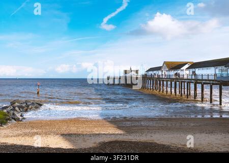 Southwold Pier, Southwold, Suffolk s'étendant dans la mer dans la ville balnéaire populaire d'East Anglia Banque D'Images