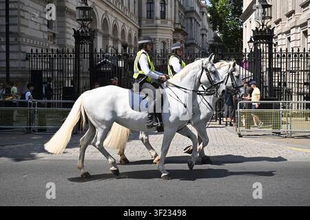 Whitehall, Londres, Royaume-Uni. 15 juillet 2026. Des policiers montés de la Met passent devant les portes de Downing Street à Whitehall, Londres. Banque D'Images