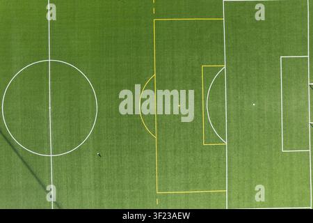 Perspective de drone regardant vers le bas un terrain de sport en gazon synthétique prêt pour un match de football Banque D'Images