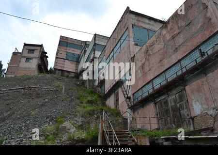 Un complexe minier en décadence de l'ère soviétique dans l'ancienne colonie minière d'Ak-Tuz, au Kirghizistan Banque D'Images