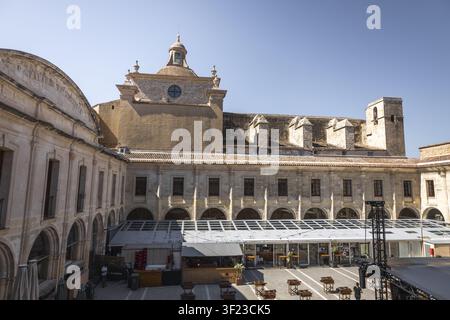 Mao, Espagne - 25 juillet 2026 : Vue du Claustre del Carme historique présentant ses arches de pierre traditionnelles, sa cour et l'église adjacente sous un Banque D'Images