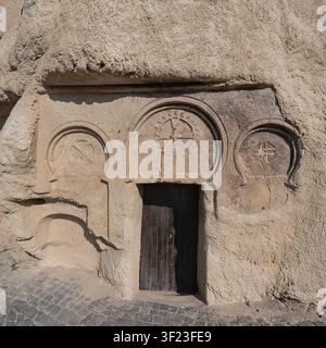 Vue extérieure de la chapelle historique Sainte-Catherine, Azize Catherine Sapeli, avec des reliefs en pierre taillés dans la paroi rocheuse à Göreme, Cappadoce, Turquie Banque D'Images